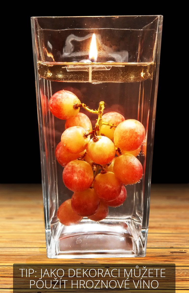 Vízi gyertya szőlővel a víz alatt